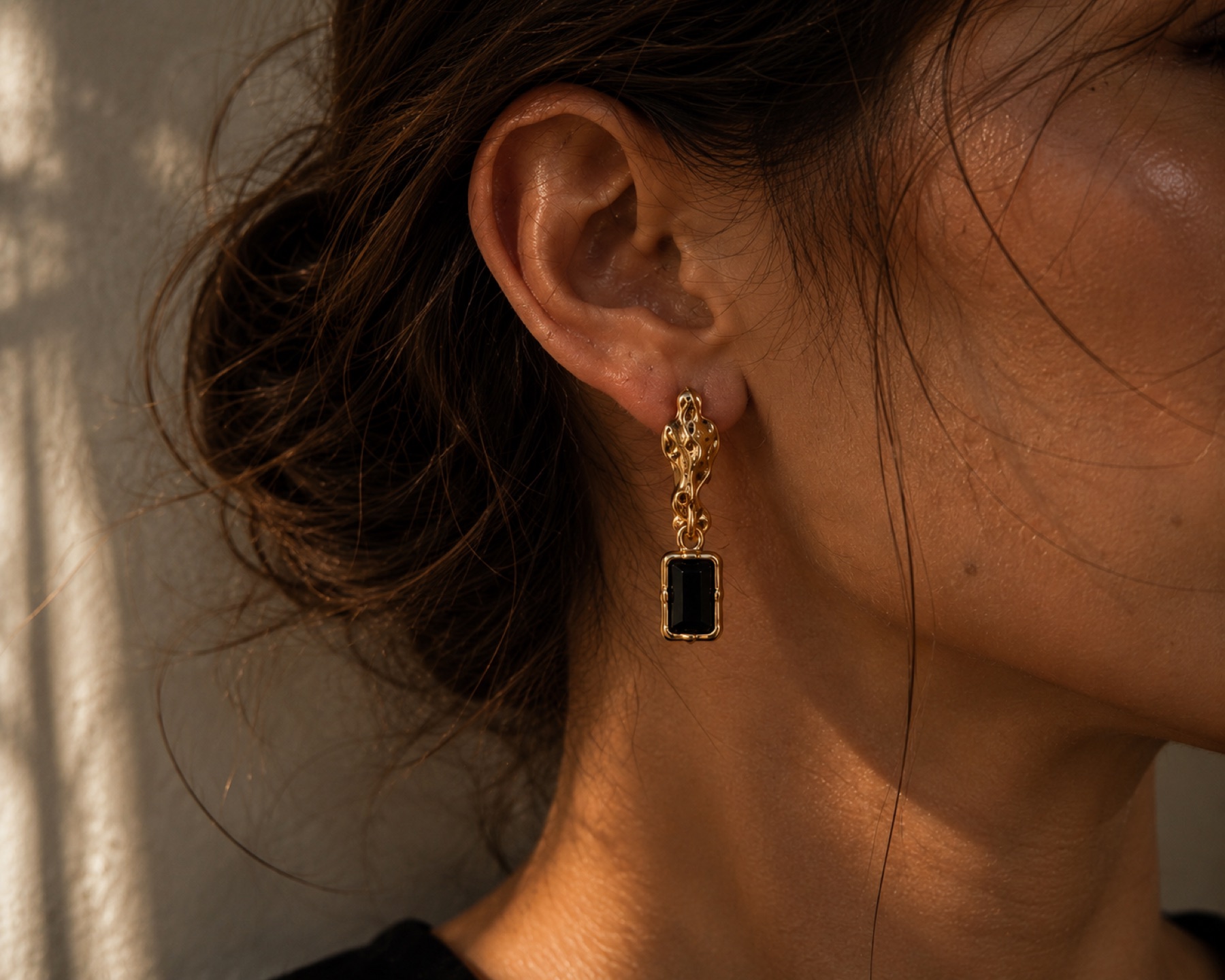 Black onyx handmade earrings by Farika Istanbul in close detail